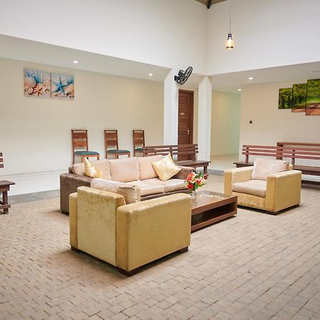 Kethumathee Hotel & Banquet Ратнапура Экстерьер фото