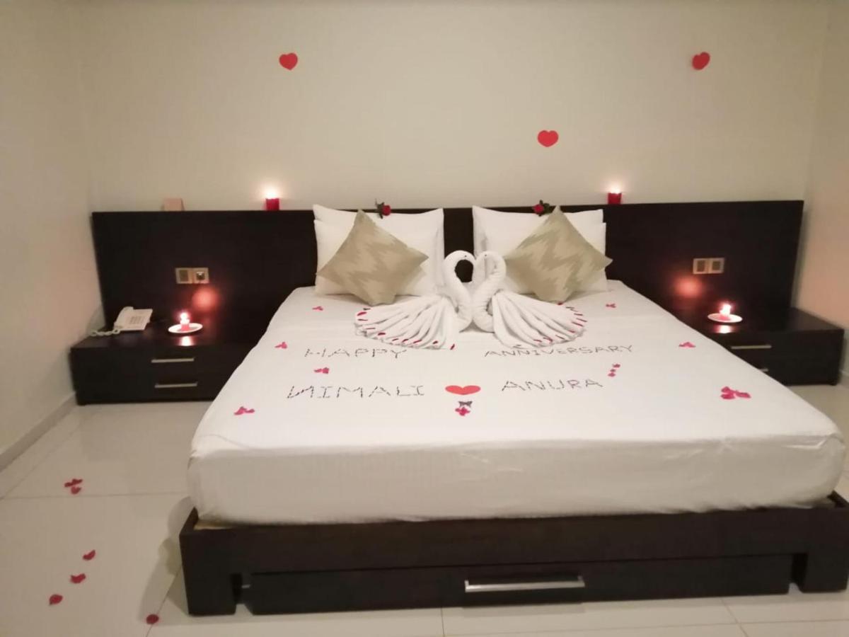 Kethumathee Hotel & Banquet Ратнапура Экстерьер фото